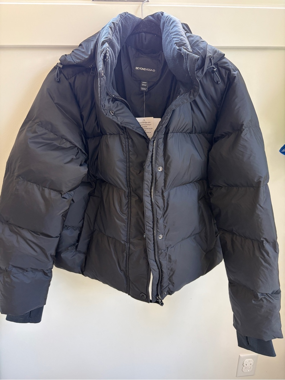 Beyond Yoga Quilted Hooded Puffer Jacket in Black with knit wrist cuffs - Medium